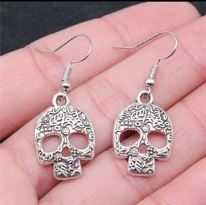 Skull Earrings Women's Silver Dangle New f48‎